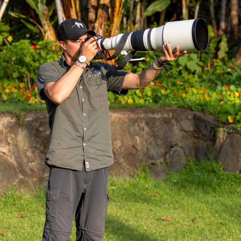 photo of photographer derek nielsen holding a big lens